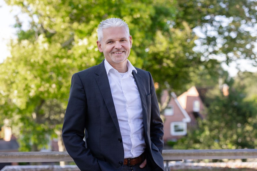 Ein Mann mit kurzen grauen Haaren lächelt in die Kamera. Er trägt ein helles Hemd und ein dunkles Sakko. - Copyright: Britta Ahlström
