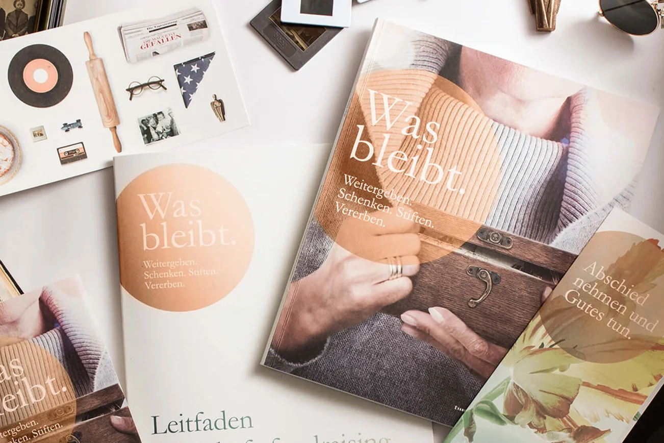 Verschiedene HEfte und Flyer mit dem Thema "Was bleibt, Abschied nehmen, gutes tun", Dias
