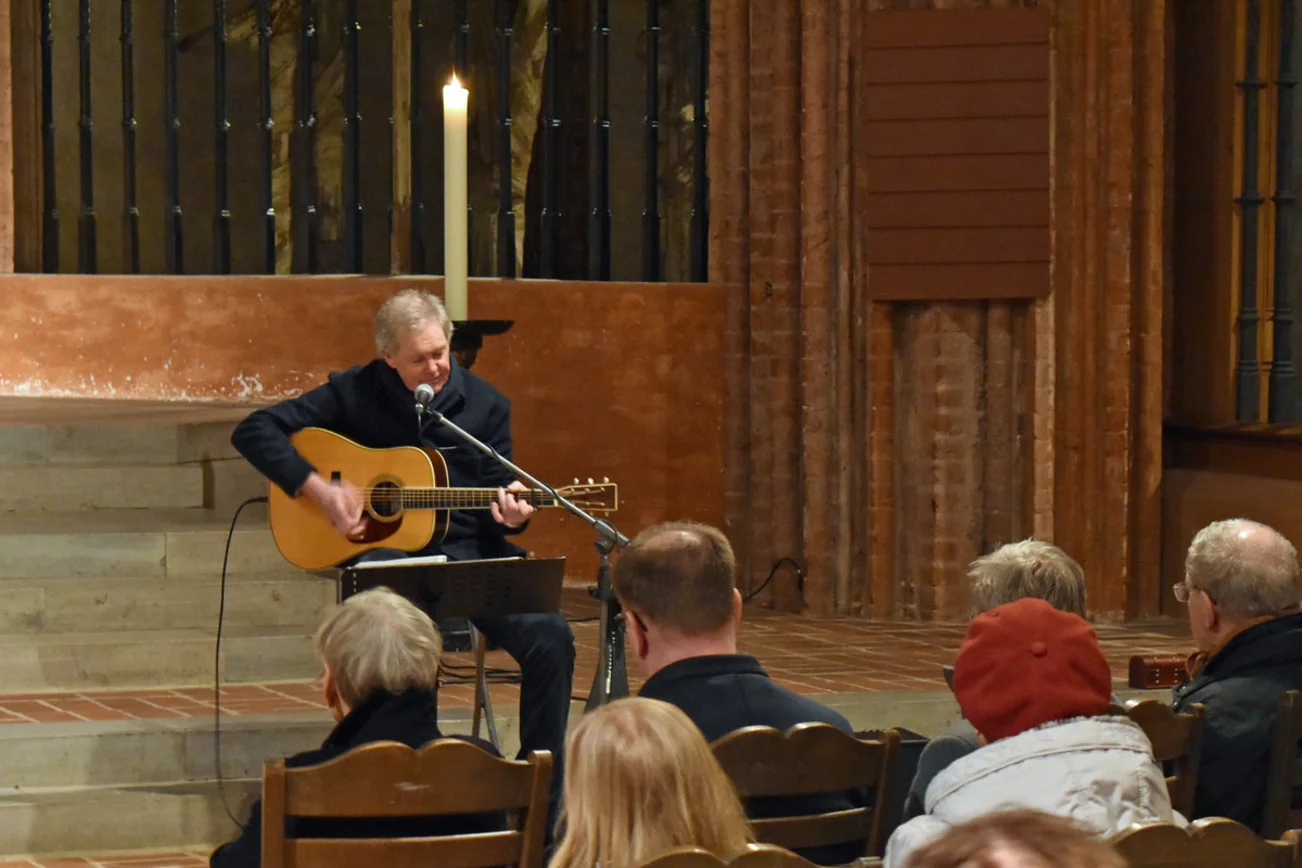Liedermacher Wilfried Staake bei der Eröffnung Was bleibt Lübeck 2023